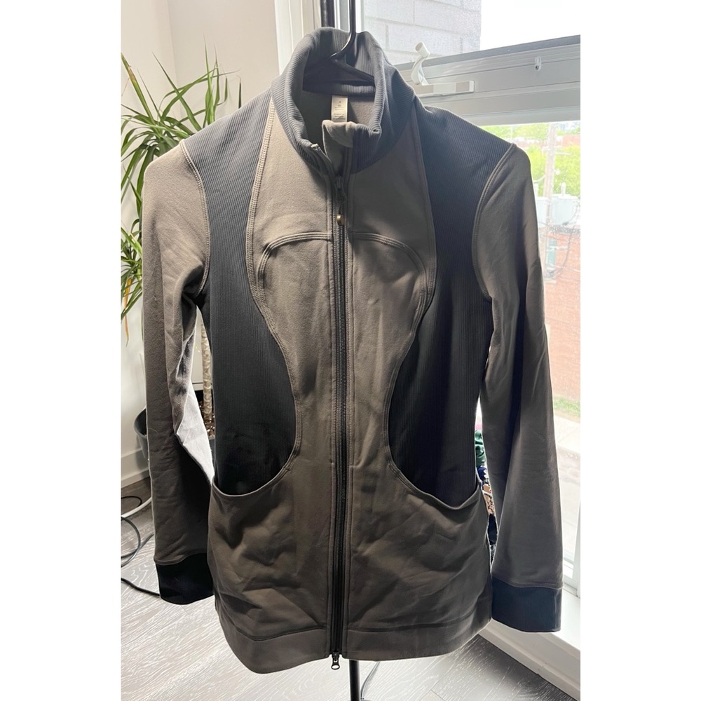 ‼️🌴☀️SALE‼️ 🩶Rare Lululemon Jacket (4).